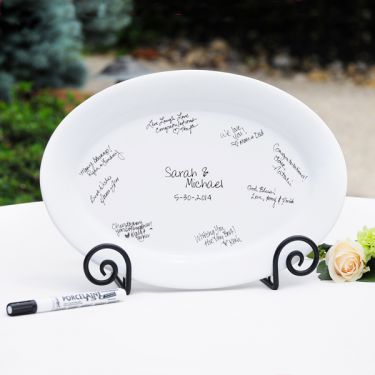 Le plat en porcelaine &agrave; signatures avec support