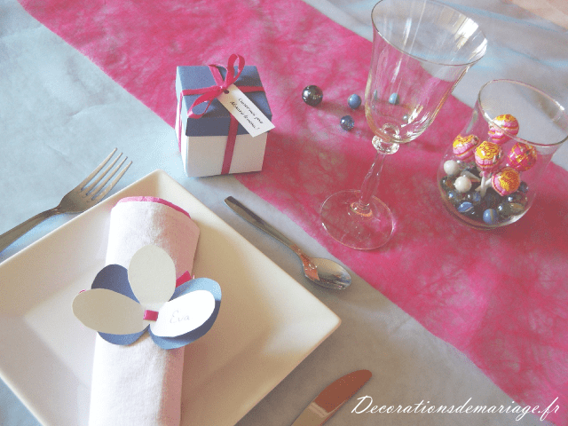  décoration mariage idées thème thème surprise table menu paquet cadeau scrapbooking rond de serviette fleur en papier orchidée enfance fuchsia et bleu clair loisirs créatifs bricolage faire soi même