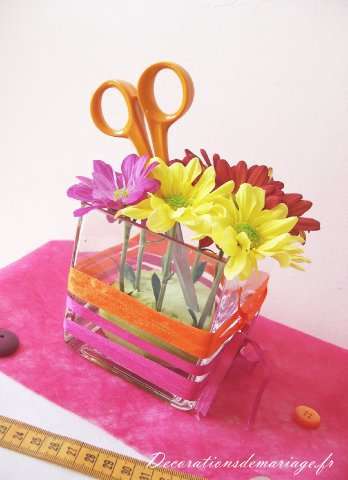  décoration mariage table thème couture mode centre de table vase fleur ruban et ciseaux mètre