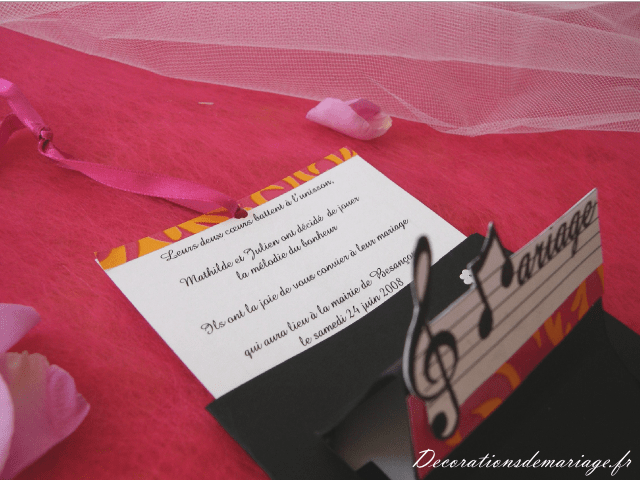  décoration mariage idées thème musique faire part piano noir et fuchsia