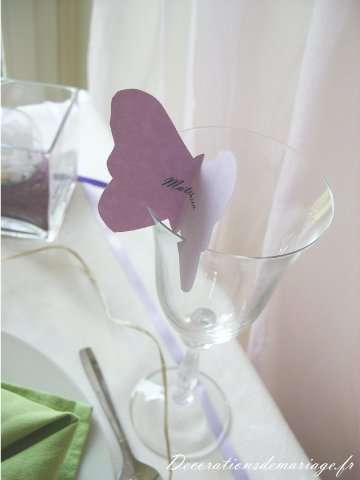  décoration table mariage idées thème nature champêtre marque place papillon sur verrre parme loisirs créatifs faire soi même bricolage