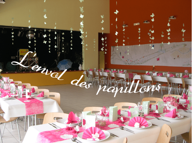  idées décorations mariage thème papillon décoration de salle plafond mobile vert et fuchsia nuée essaim papier