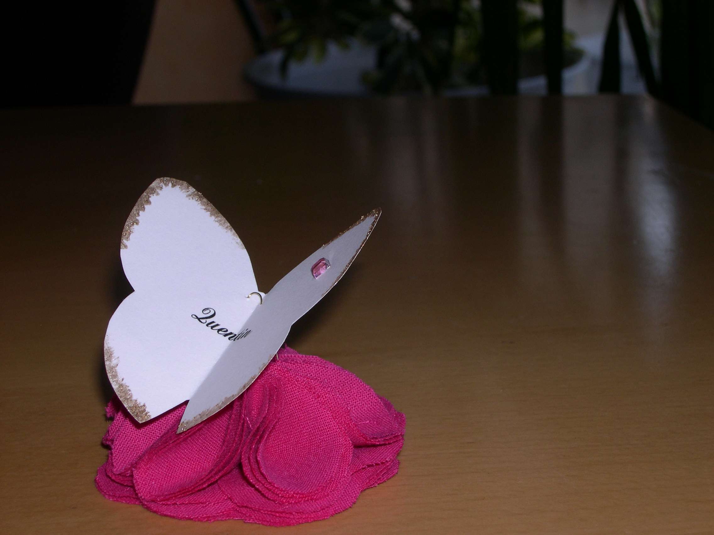   réalisation marque place papillon sur fleur de camélia en tissu   explication mode d'emploi tutoriel fiche technique loisirs créatifs bricolage faire soi même 