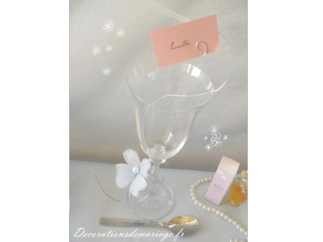 décoration mariage idées thème années folles rétro table bleu et rose pastel perles décoration mariage idées thème années folles rétro table bleu et rose marque place fleur de plume sur verre