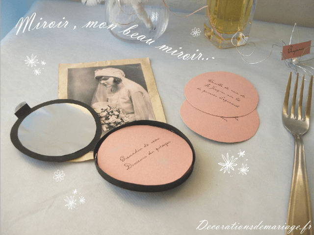  décoration mariage idées thème années folles rétro table bleu et rose pastel menu poudirer pour femmes perles plume fer loisirs créatifs bricolage faire soi même