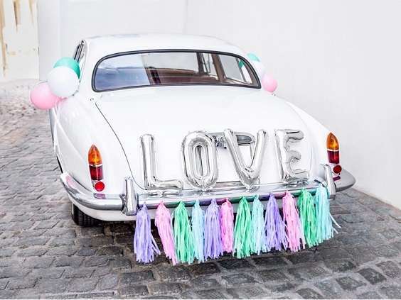 decoration voiture mariage avec ballons love