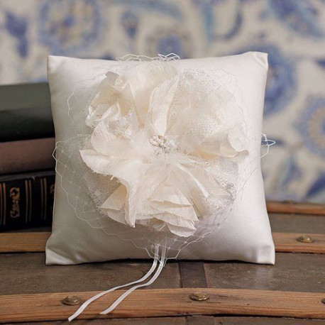 Le coussin d'alliances fleur de dentelle Le coussin d'alliances fleur de dentelle