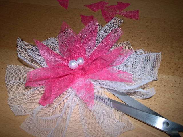 réalisation marque place porte nom nymphéa nénuphar en tissu thème marais réalisation marque place porte nom nymphéa nénuphar en tissu thème marais jardin aquatiique explication mode d'emploi tutoriel fiche technique loisirs créatifs bricolage faire soi même intissé tulle perle