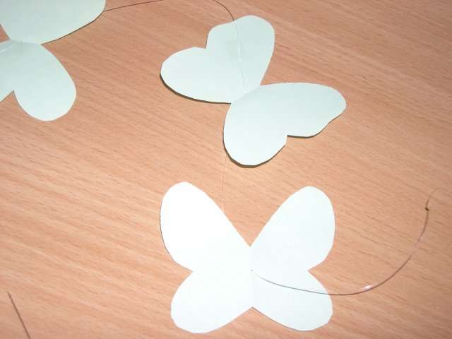  réalisation mobile de papillon en papier suspendu plafond  explication fil de nylon