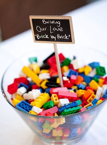 jeu lego pour occuper les invités à table