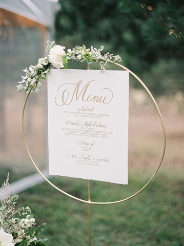idées decoration cerceau metal présenter menu mariage