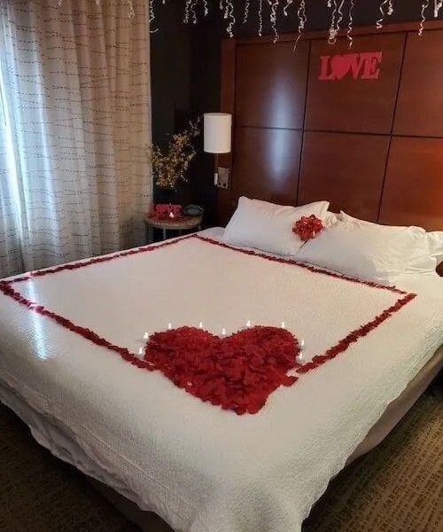 pétales de roses sur le lit