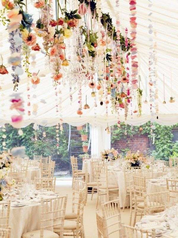 decoration salle mariage champetre fleurs suspendues