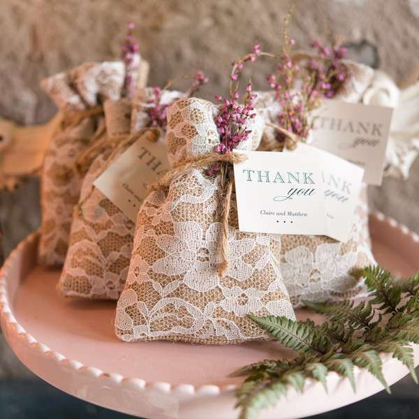 pochon dragées mariage champetre en toile de jute et dentelle cadeaux invités