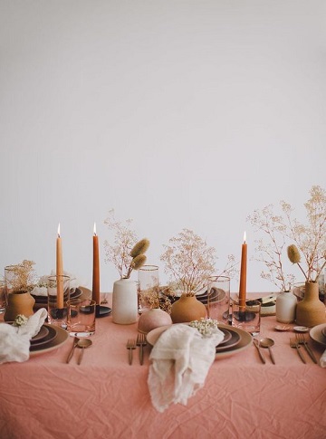 décoration de table thèe bohème désert chic avec fleurs séchées et nappe en gaze de coton rose poudré
