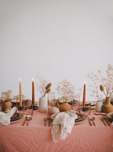 décoration de table thèe bohème désert chic avec fleurs séchées et nappe en gaze de coton rose poudré