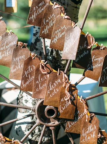 escort card en cuir pour mariage desert chic bohème