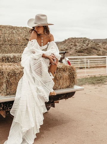 une jolie robe de mariée inspiration boho desert chic épaules nues