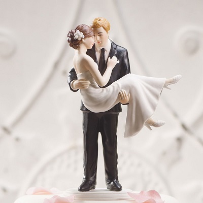 figurine-mariage romantique mariee dans els bras du marie