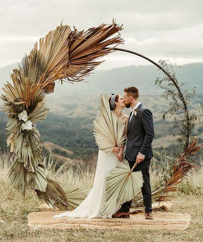 arche de mariage décorée avec fleurs séchées