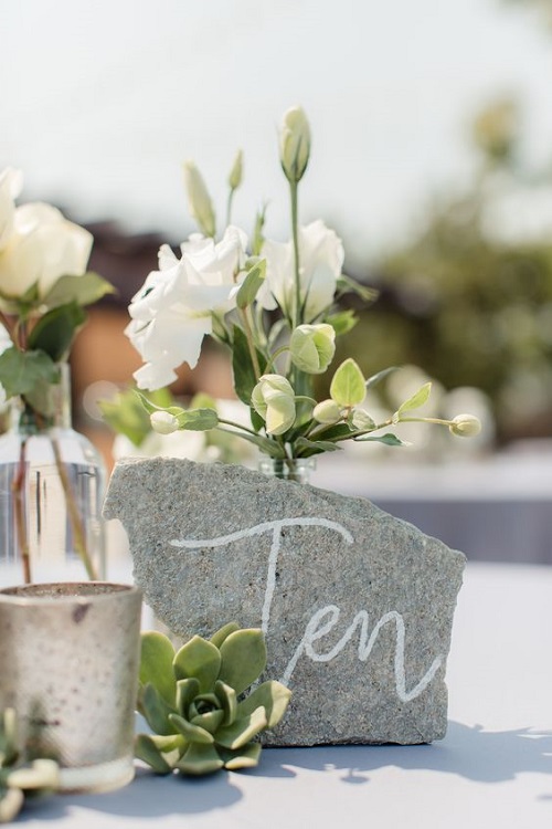 numéro de table sur pierre pour mariage