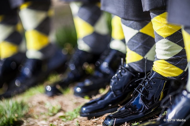 chaussette garcon d'honneur gris et jaune pour mariage