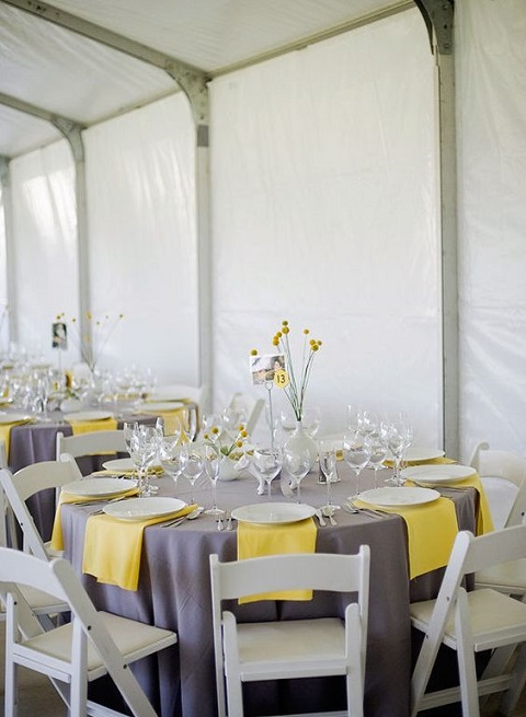 decoration de table jaune et gris tendance 2021