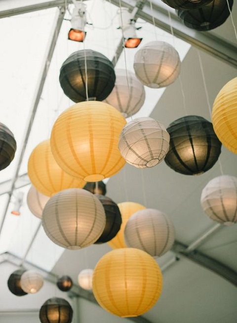 lampion gris et jaune en papier