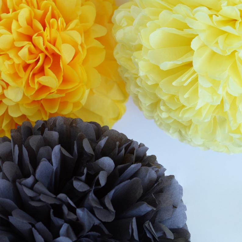 pompons en papier jaune et gris à suspendre