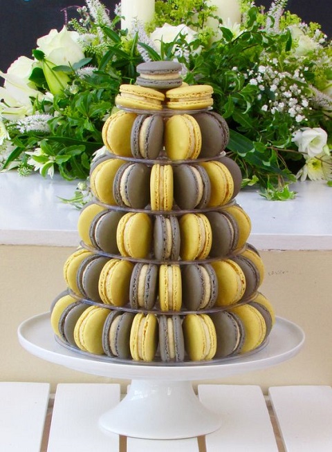 candy bar mariage pyramide macarons jaune et gris