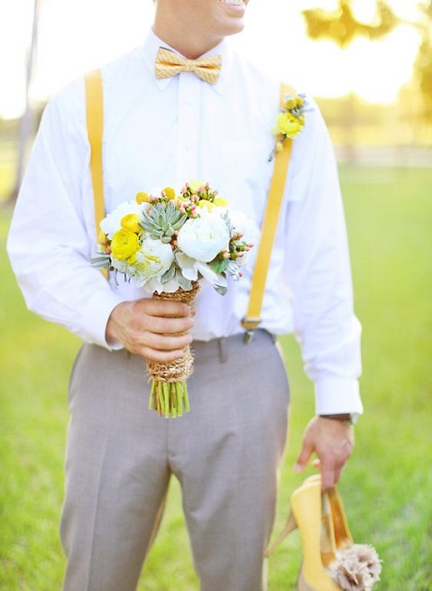 tenu du marié costume gris bretelle jaune