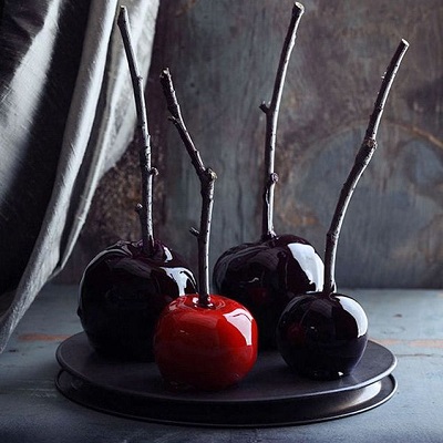pomme d'amour noire pour halloween candy bar