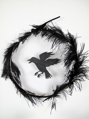 couronne halloween corbeau silhouette plume autruche noire et cerceau métal