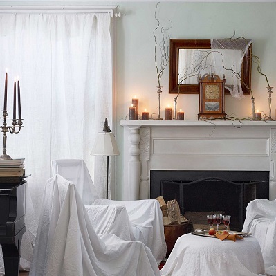 décoration halloween drap blanc sur les meubles