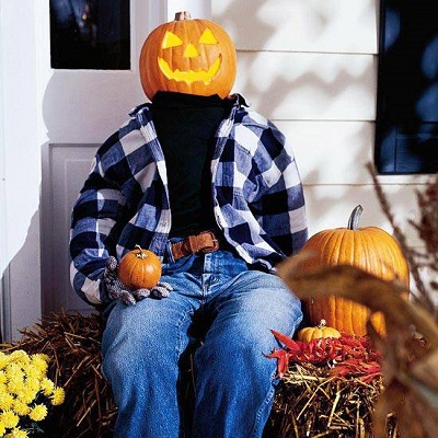 idées décoration halloween extérieur homme en paille