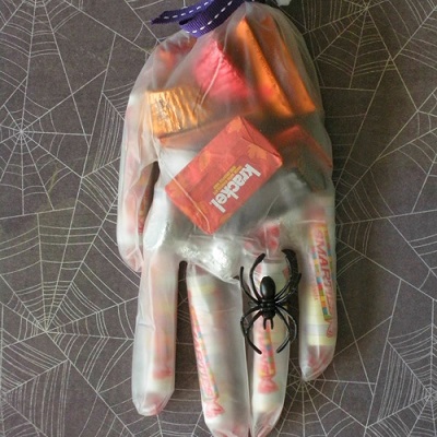 idée halloween gant en plastique main pour bonbons