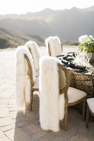 decoration-chaise-fourrure-mariage en hiver