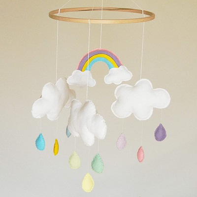 mobile arc en ciel et nuage decoration plafond anniversaire