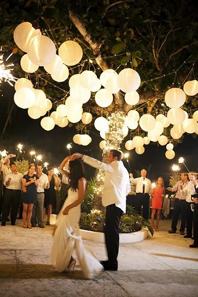 decoration jardin en été illuminé lanterne arbre décoré