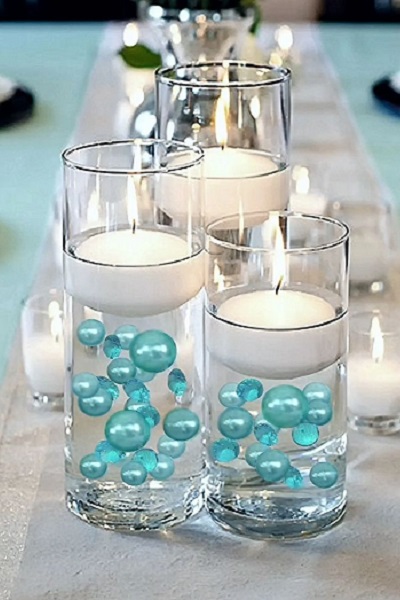 decoration table perles bleu dans l'eau
