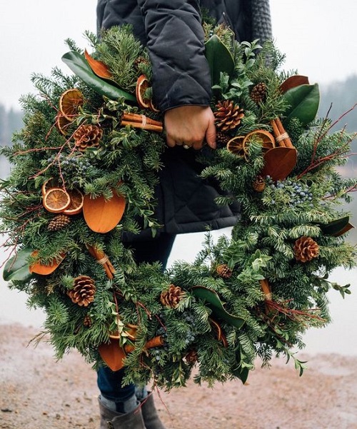 couronne de l'avent avec des pommes de pin et des oranges