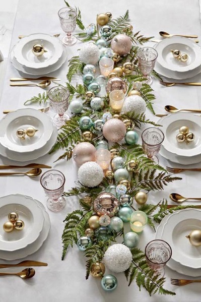 decoration de table avec des boules de sapin pour noel