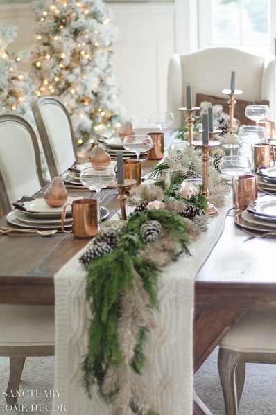 table de noel decorée avec des branchages