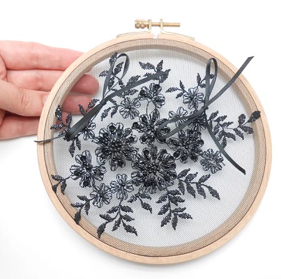 tambour à broder dentelle noir et blanc porte alliances