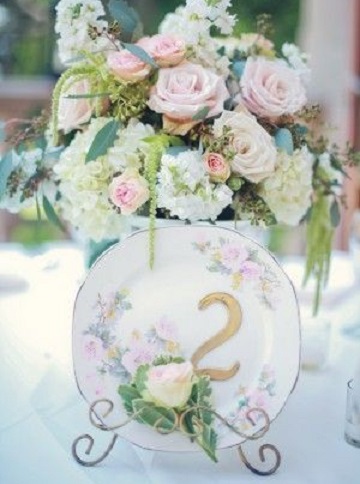 numeros de table sur assiette mariage vintage