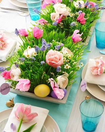 decoration de table pâques avec herbes a chat et tulipes