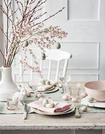 decoration-table-pas-printaniere-branchage-fleur-cerisier-rose-etbeige