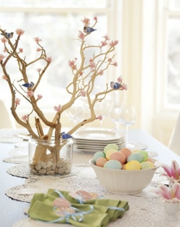 table de pâques avec branchage et petits oiseaux