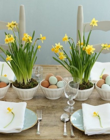 décoration pâques jardin rustique avec narcisses et oeufs