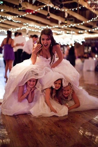 photo mariage enfants sous la robe de mariée